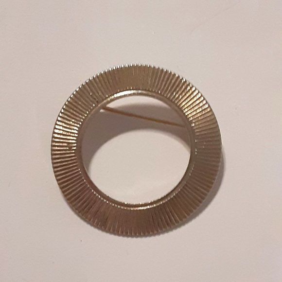 Vintage Mid-Century Modern simple gold tone circle pin 1" brooch - Picture 1 of 3